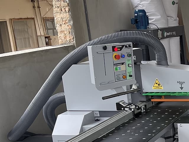 Mangueiras de exaustão da seccionadora S60 Pró, com coletores de pó Smartmaq ao fundo