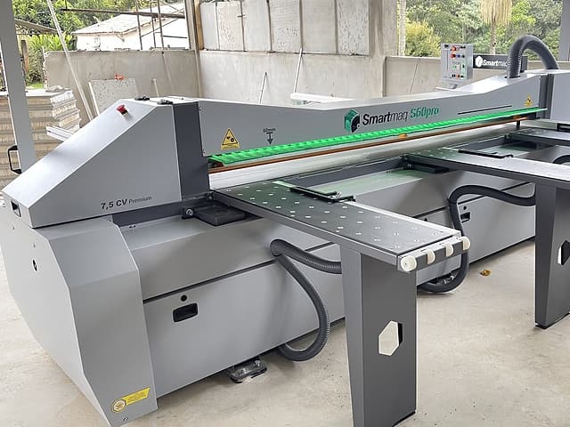Seccionadora S60 Pró Smartmaq com motor de 7,5 cv, flaps de proteção verdes e mesa de apoio com roletes